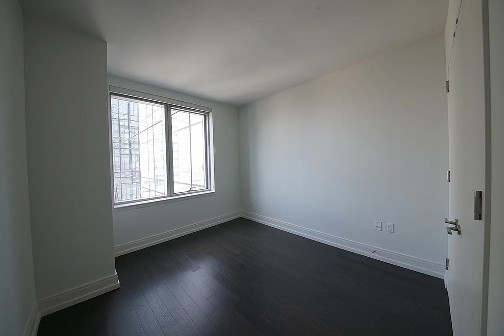 555 10th Avenue - Photo 3