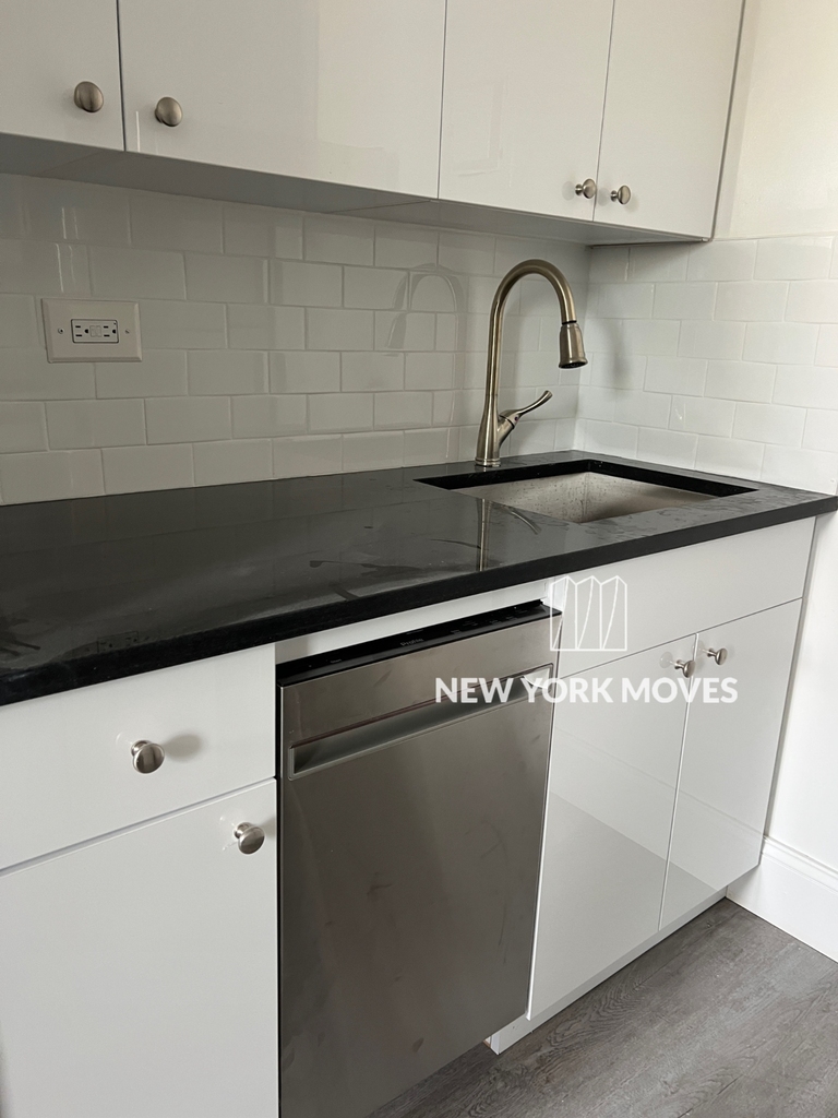 West 34th Street - Photo 13