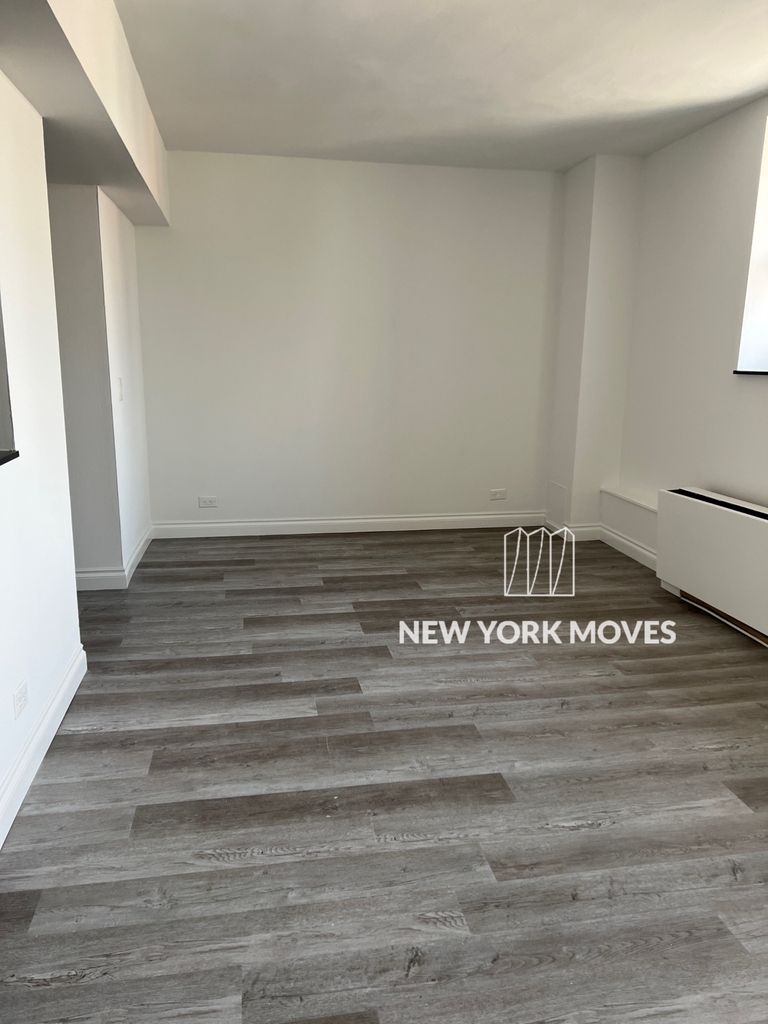 West 34th Street - Photo 4