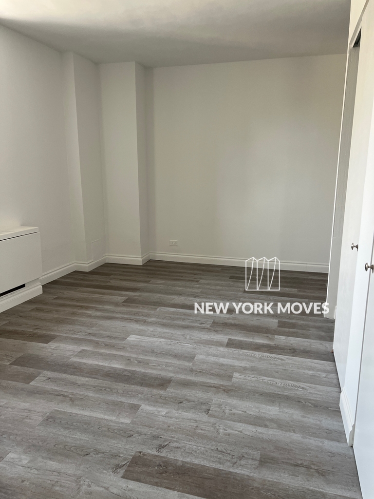 West 34th Street - Photo 11