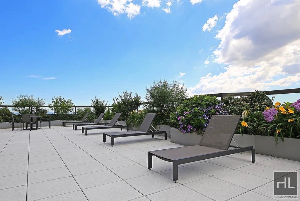 East 79th Street - Photo 11