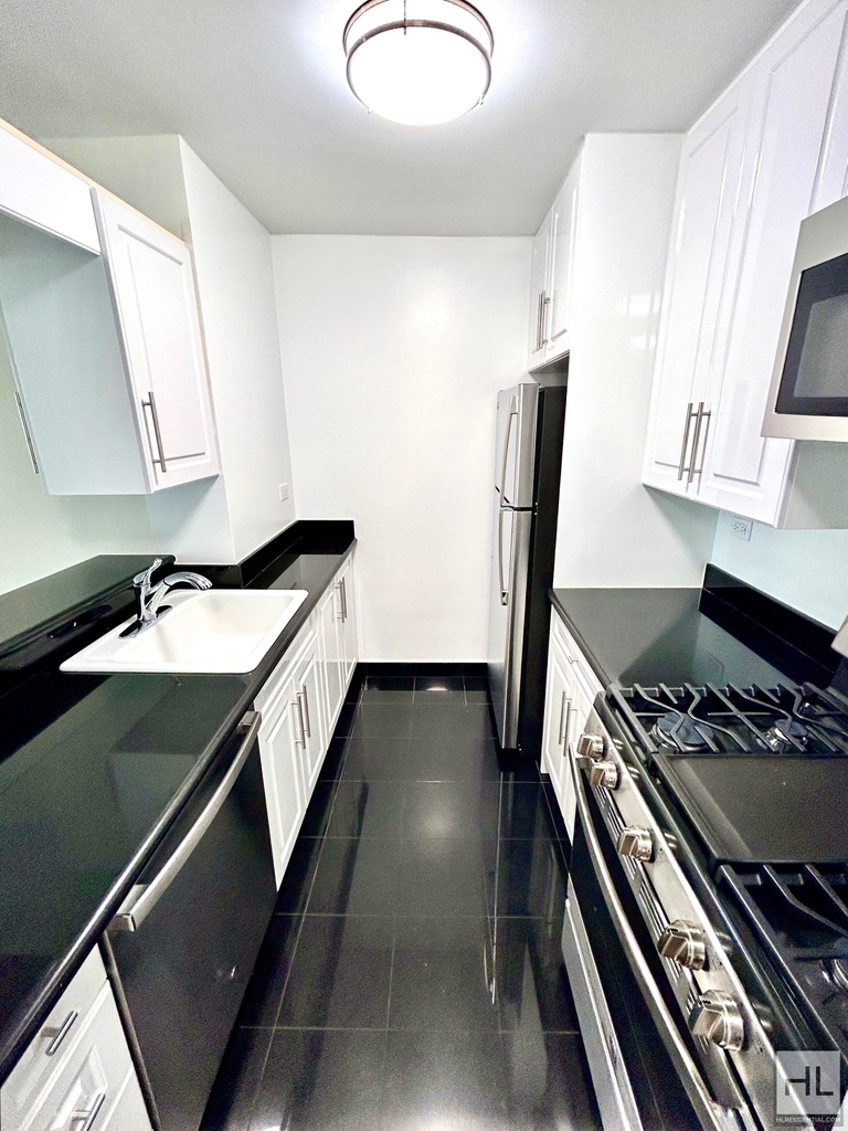 East 71st Street - Photo 4