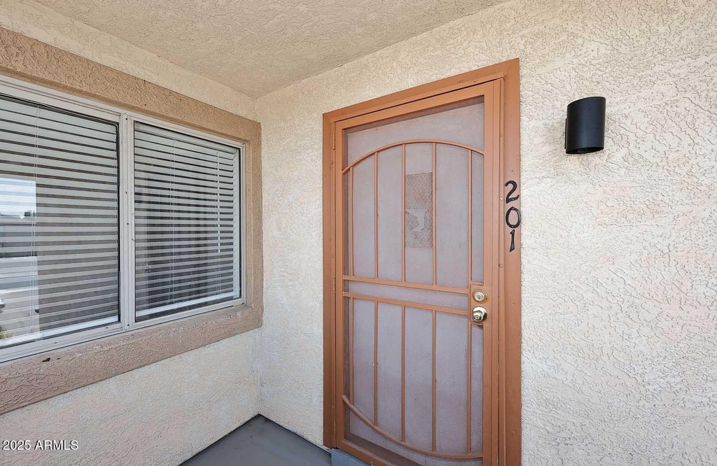 532 W 9th Street - Photo 2