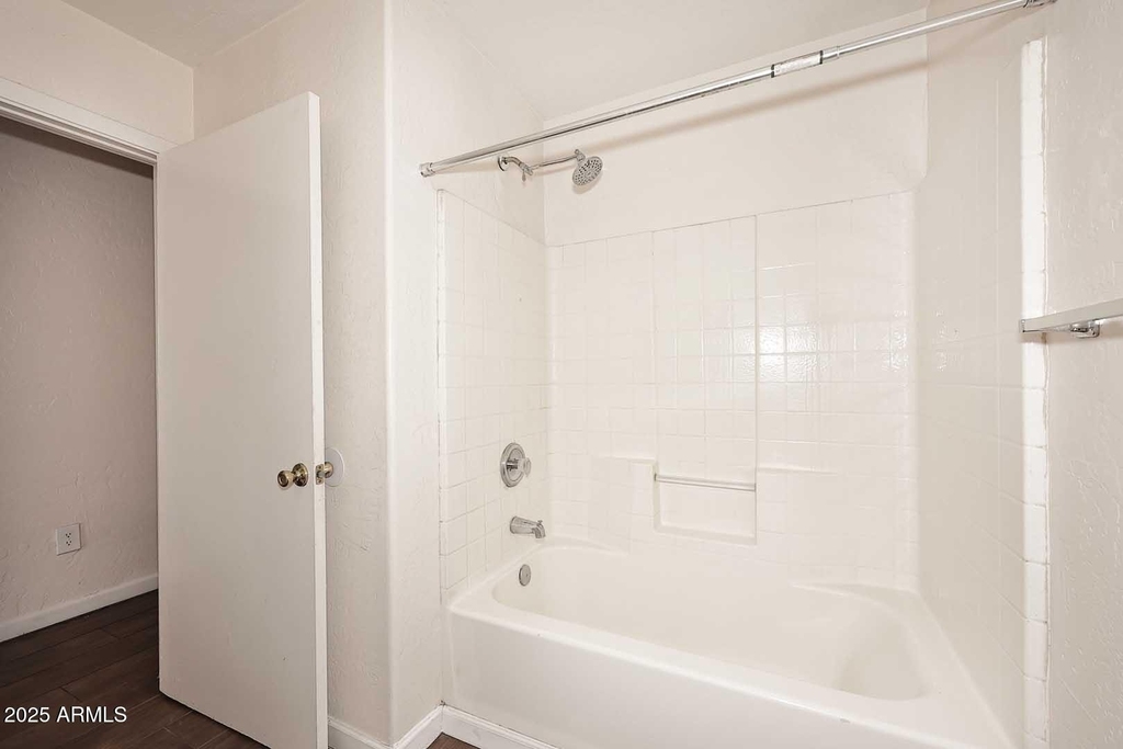 532 W 9th Street - Photo 16
