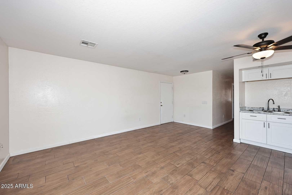 532 W 9th Street - Photo 6