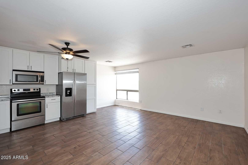 532 W 9th Street - Photo 4