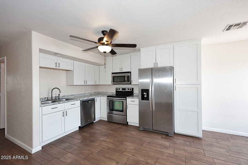 532 W 9th Street - Photo 8