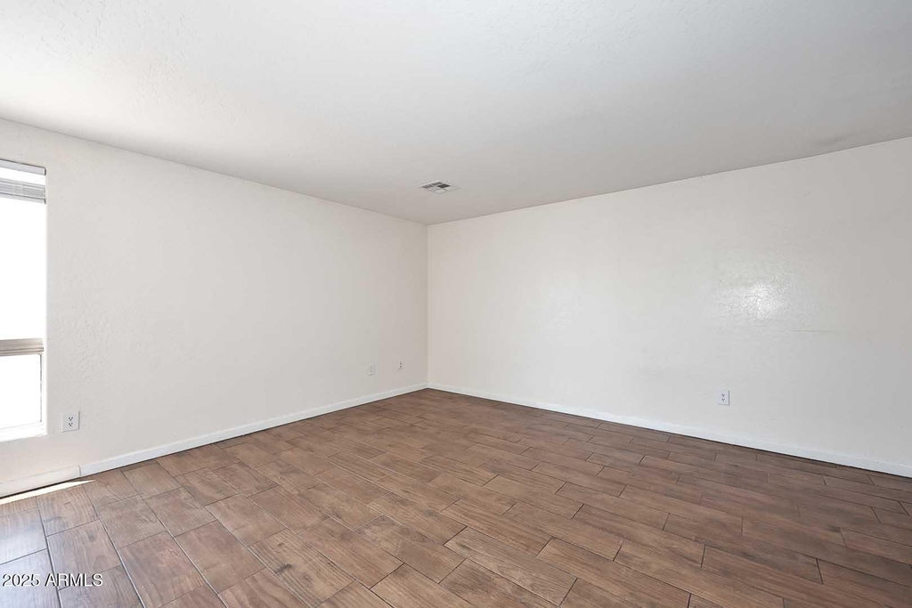 532 W 9th Street - Photo 5