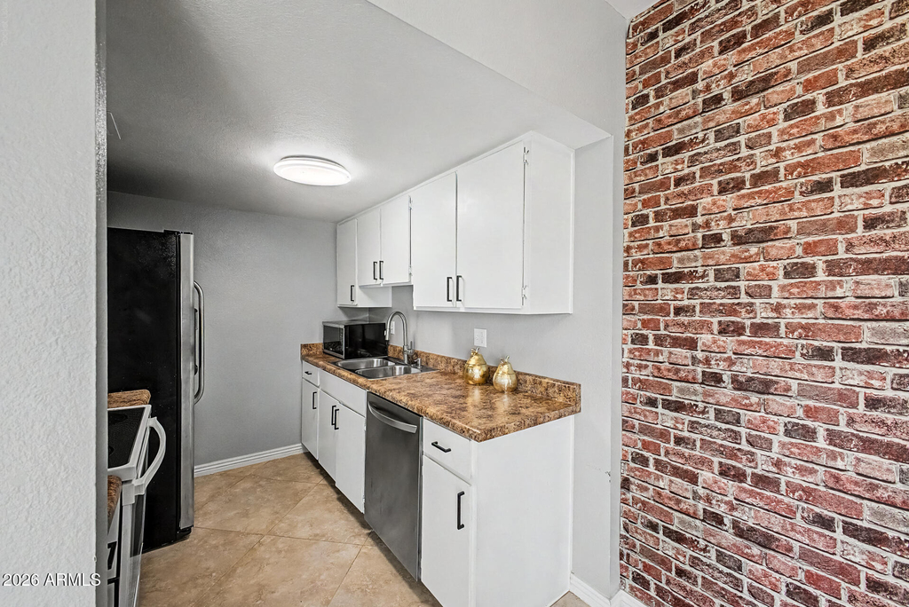 803 E Cochise Drive - Photo 5