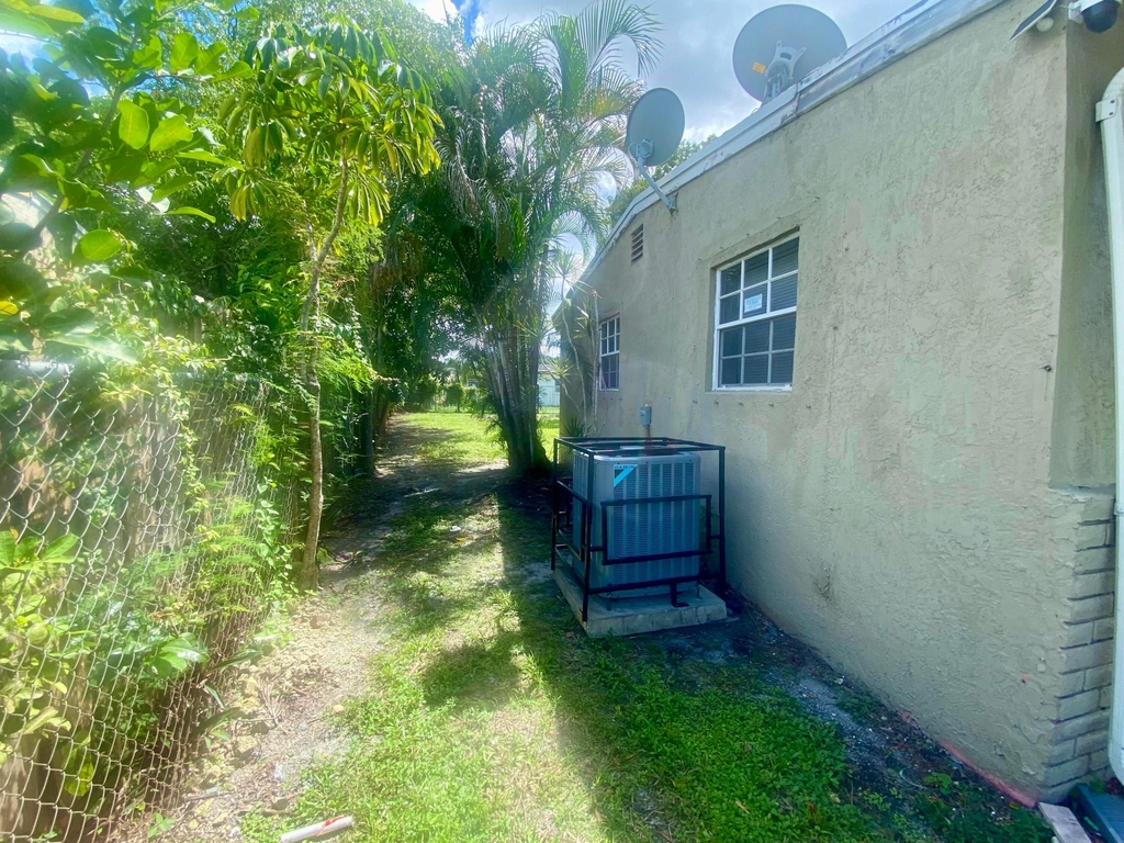 1036 Nw 11th Place - Photo 3
