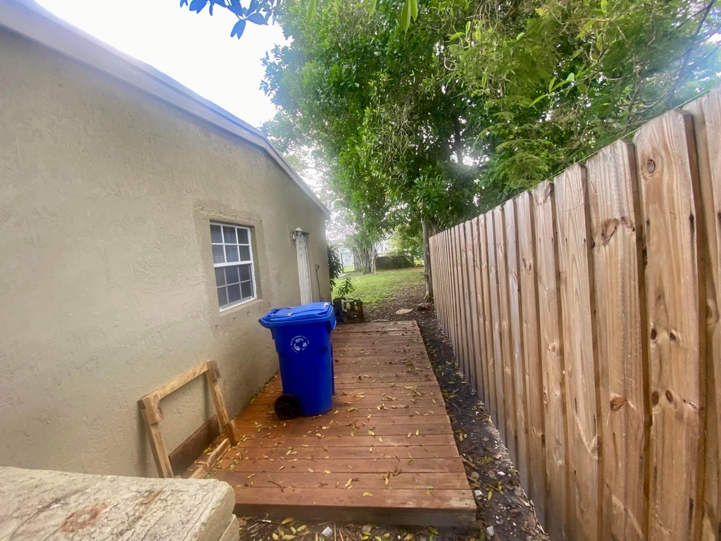 1036 Nw 11th Place - Photo 2