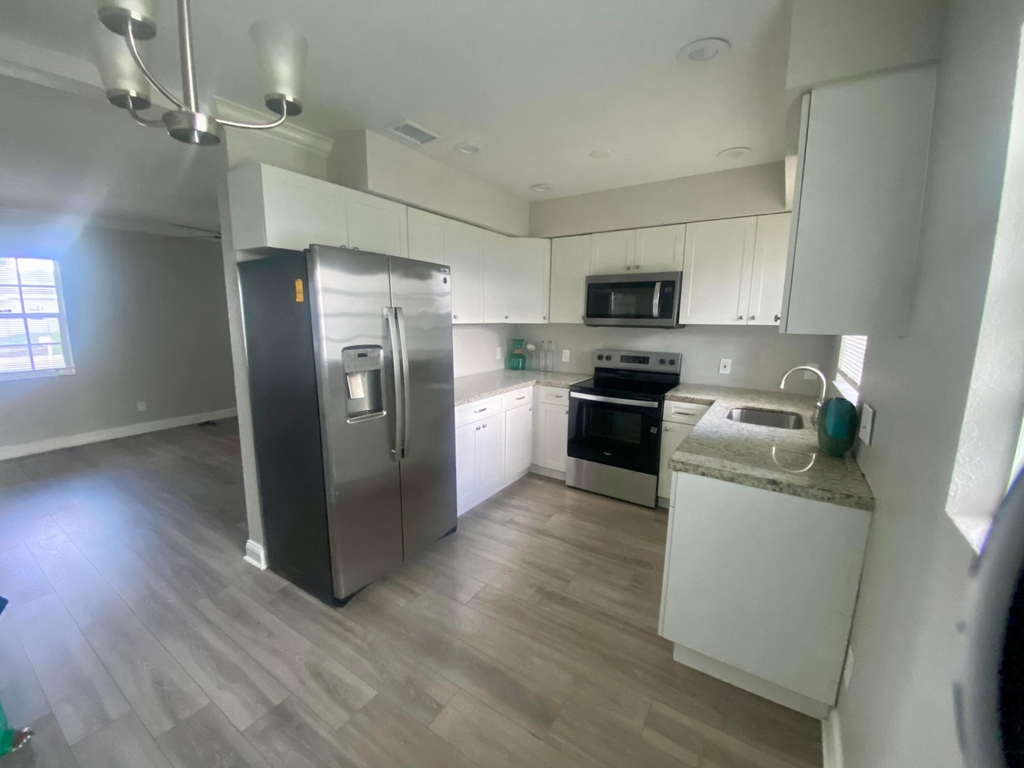 1036 Nw 11th Place - Photo 4