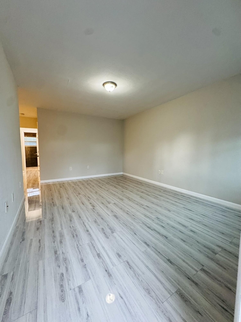 935 8th Street - Photo 5