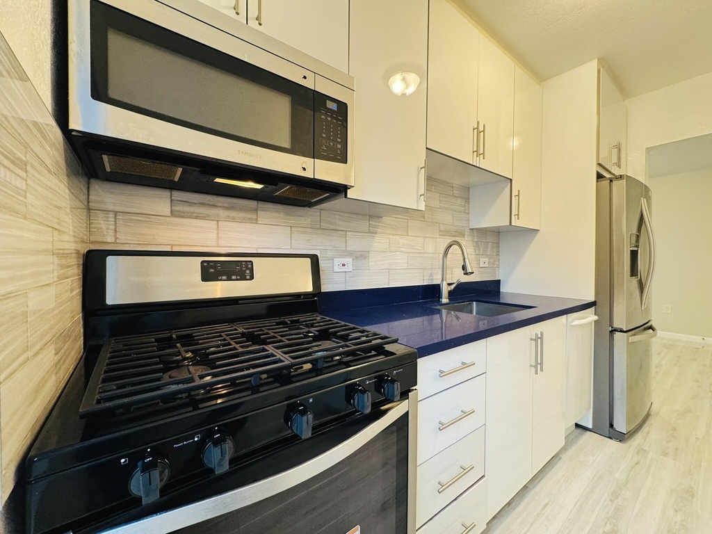 935 8th Street - Photo 17