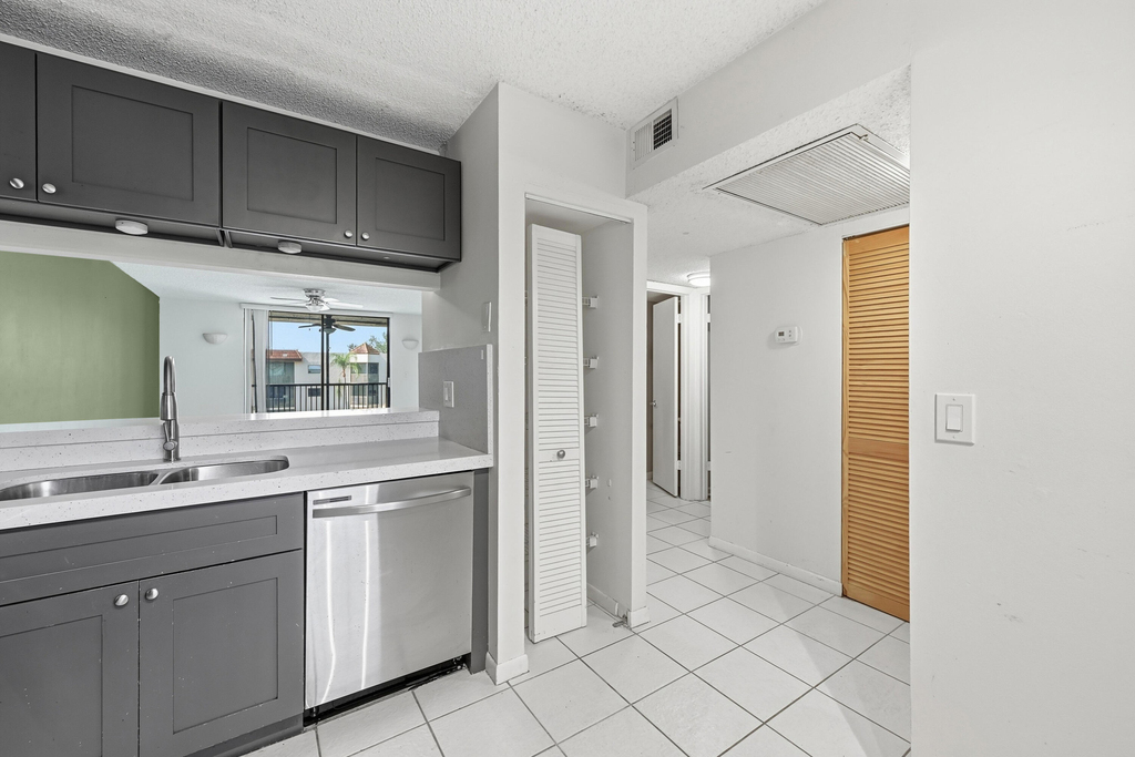 10501 W Broward Boulevard - Photo 9