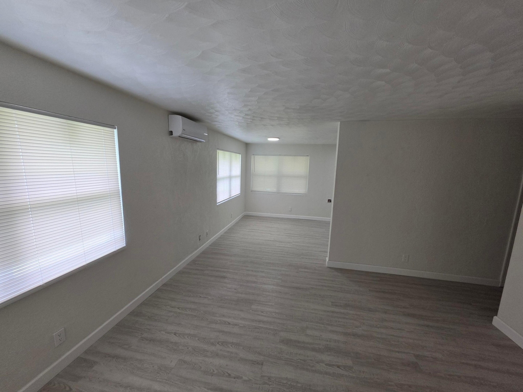 1235 Nw 5th - Photo 5