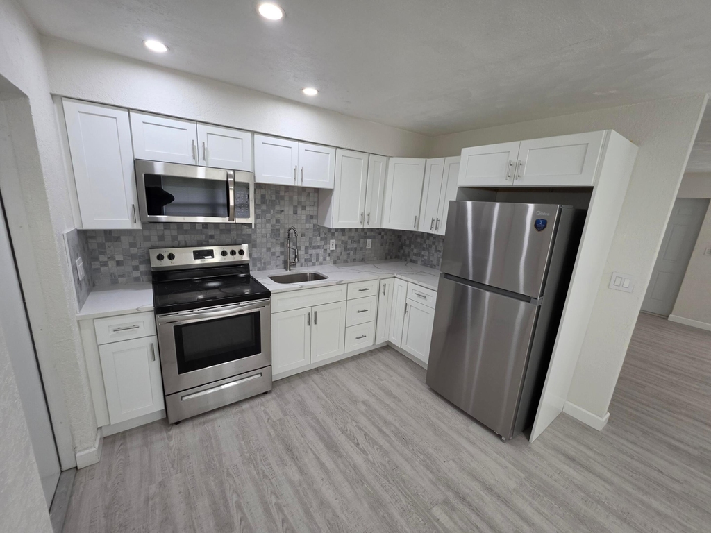 1235 Nw 5th - Photo 2