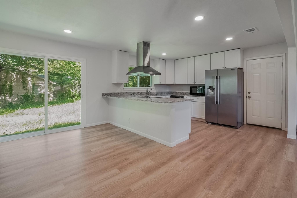 1421 S Scullin Avenue - Photo 1