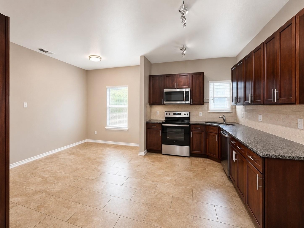 719 E 6th Street - Photo 9