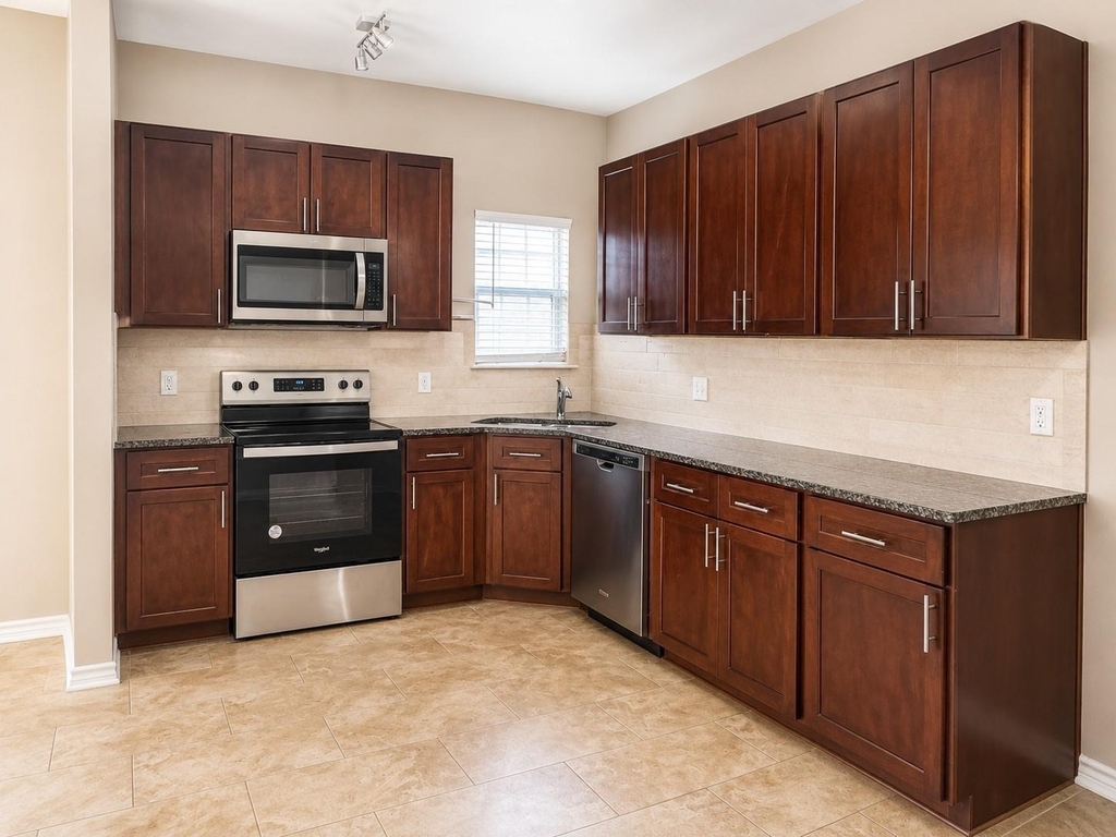 719 E 6th Street - Photo 10