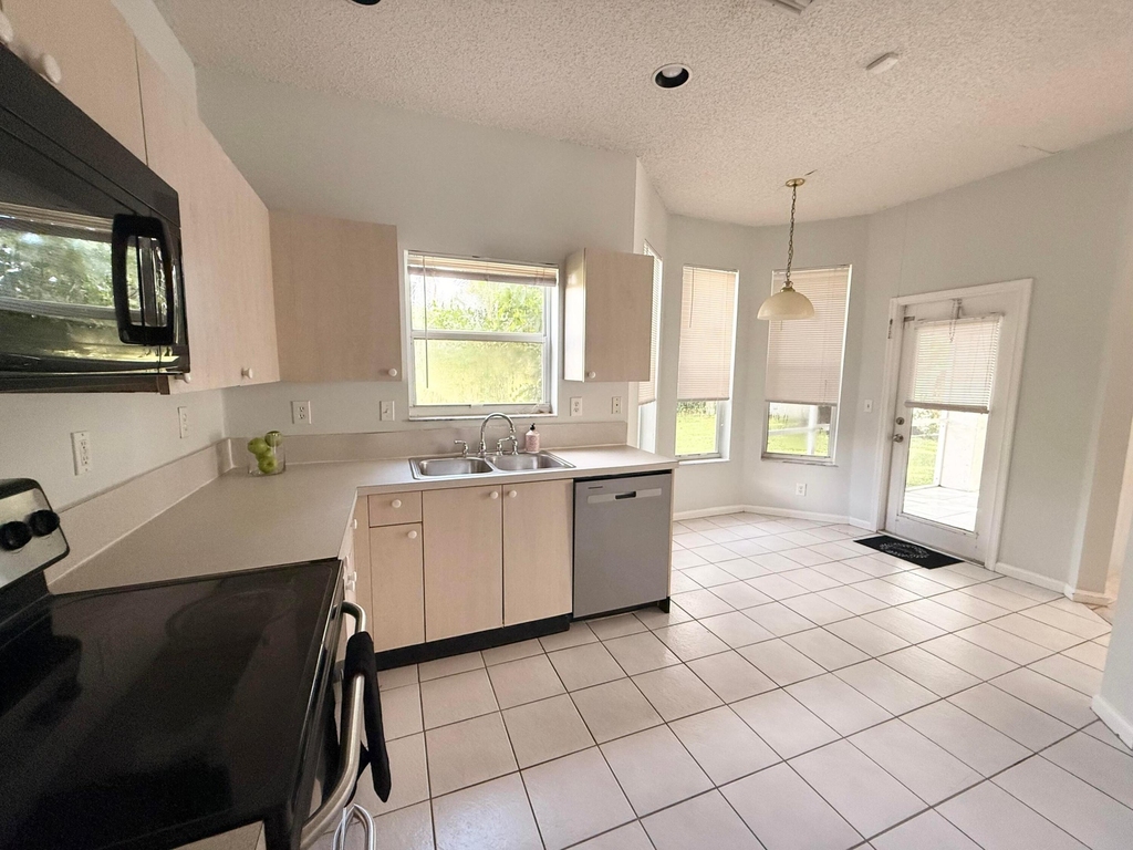 12077 Sunset Point Circle - Photo 2