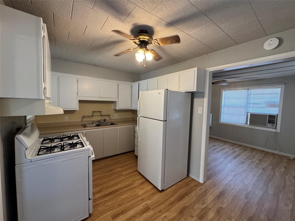413 E Locust Street - Photo 3