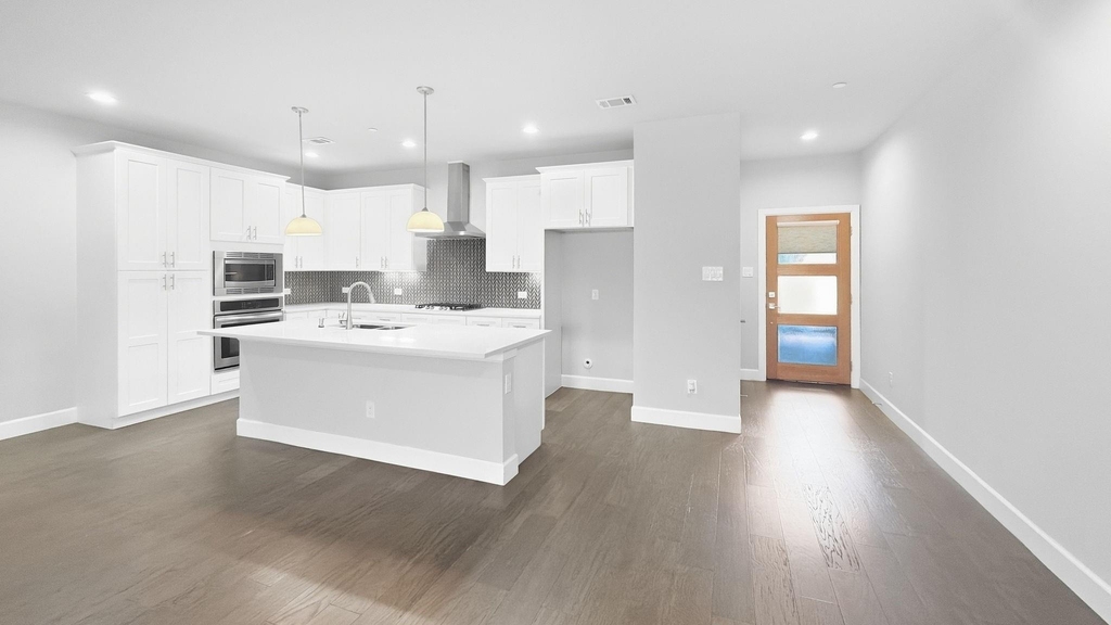 5713 Woodlands Drive - Photo 2