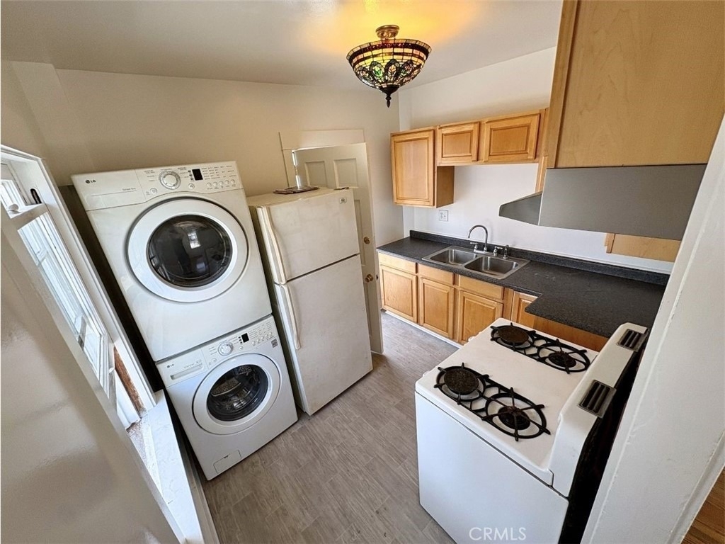 926 Newport Avenue - Photo 2
