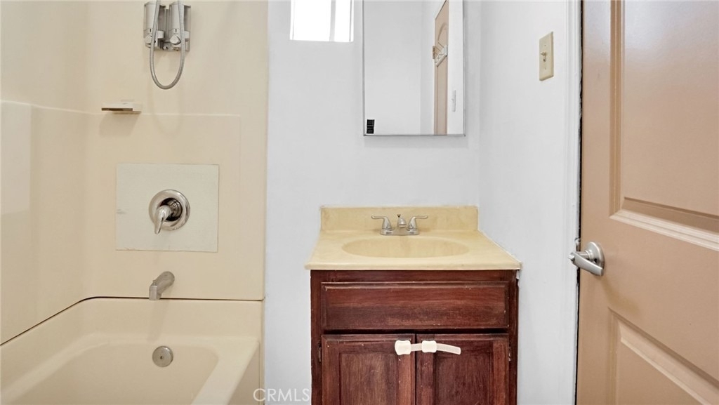 110 S Soto Street - Photo 15