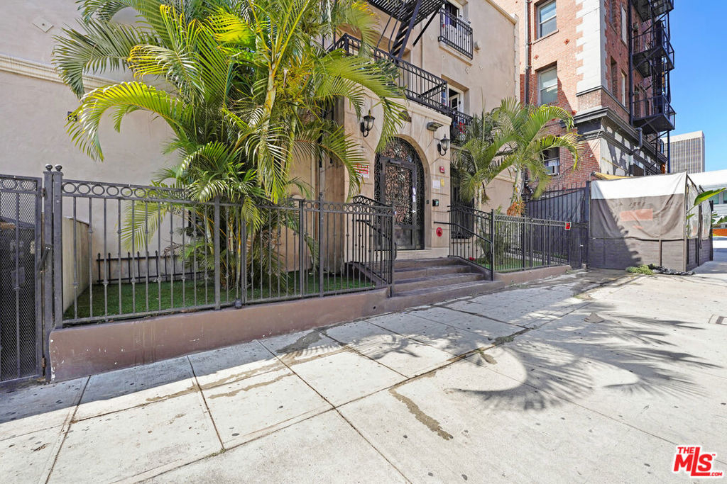 807 S Fedora Street - Photo 0