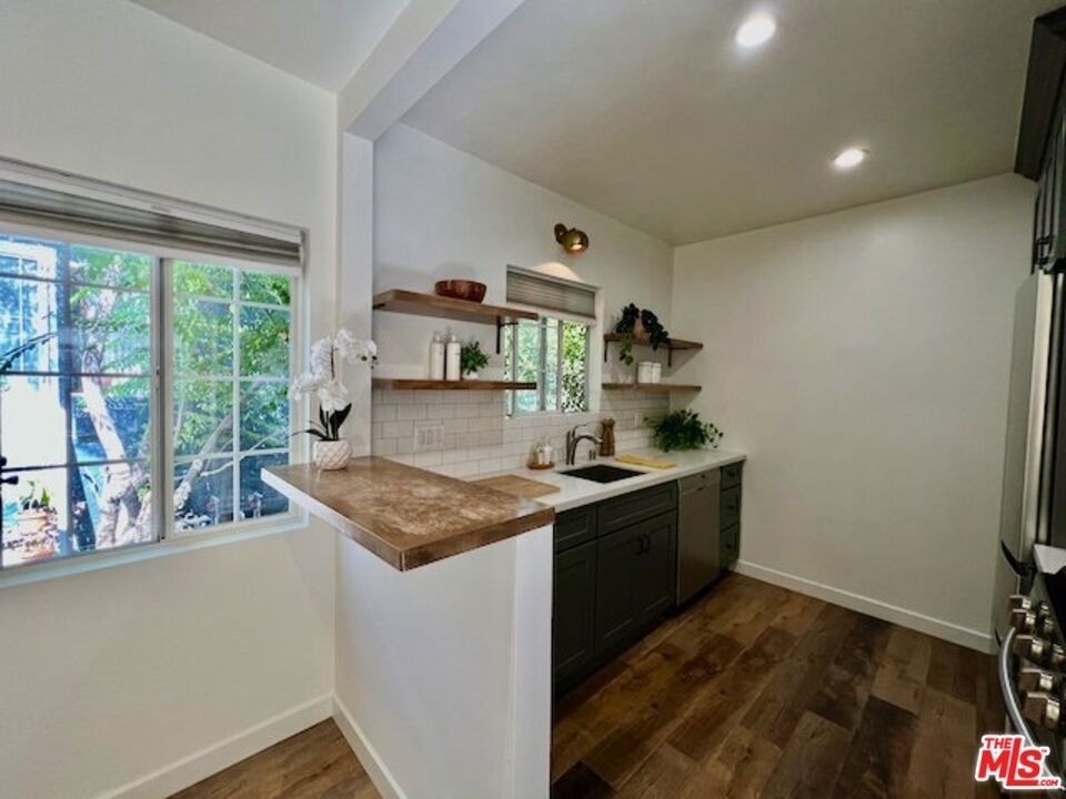 652 N Dillon Street - Photo 1