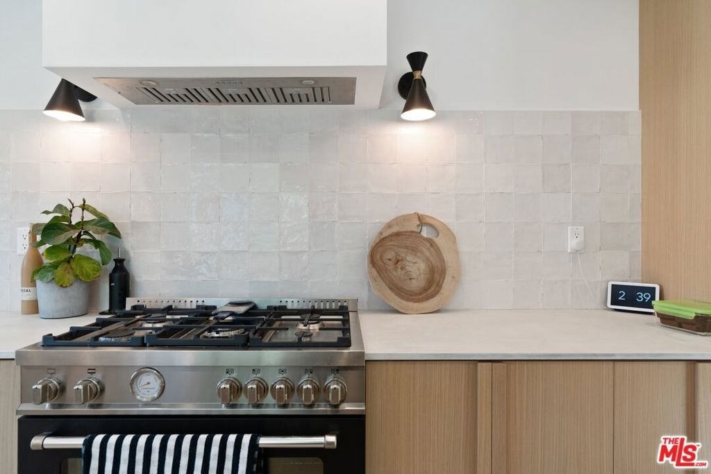1861 W 38th Street - Photo 16