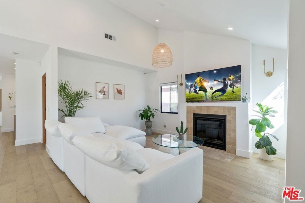 1861 W 38th Street - Photo 4
