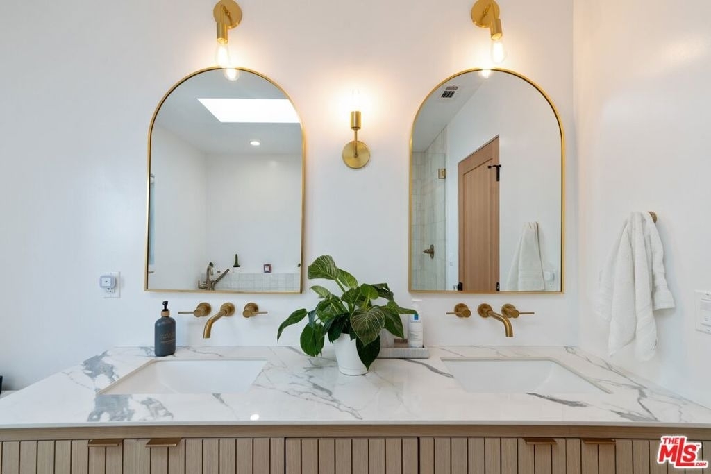 1861 W 38th Street - Photo 30