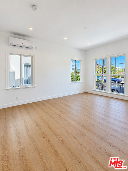 233 N Berendo Street - Photo 3