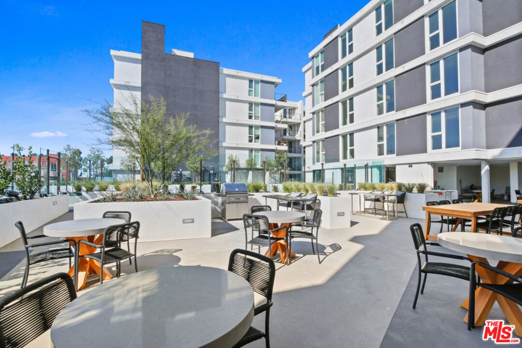 200 N Vermont Avenue - Photo 1