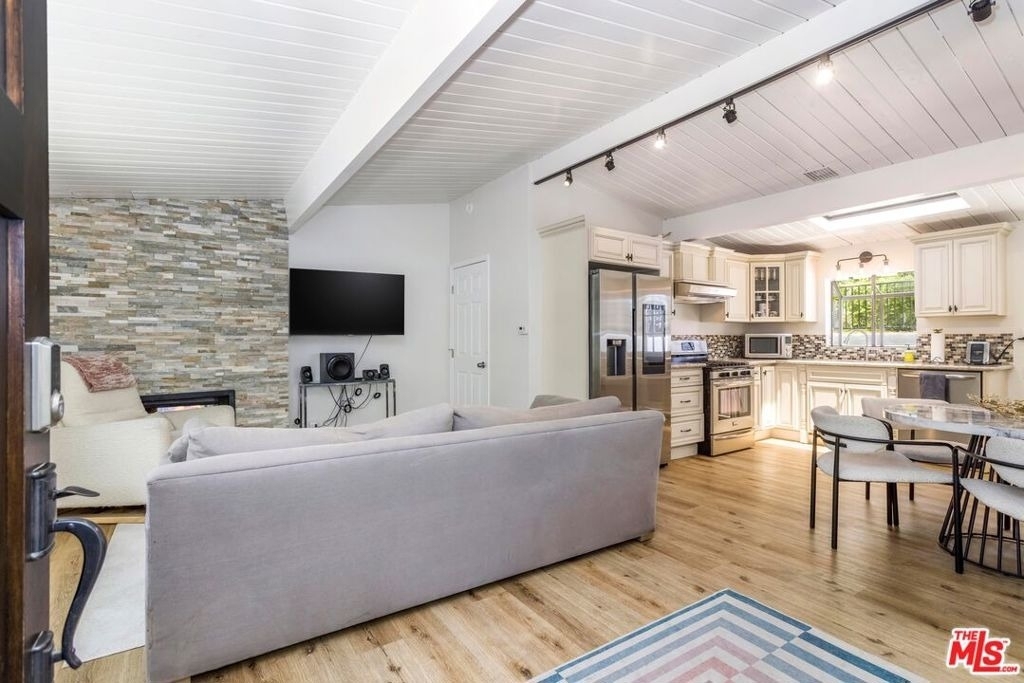 8876 Wonderland Avenue - Photo 2