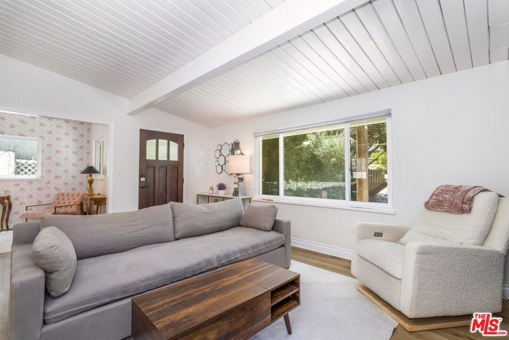 8876 Wonderland Avenue - Photo 3