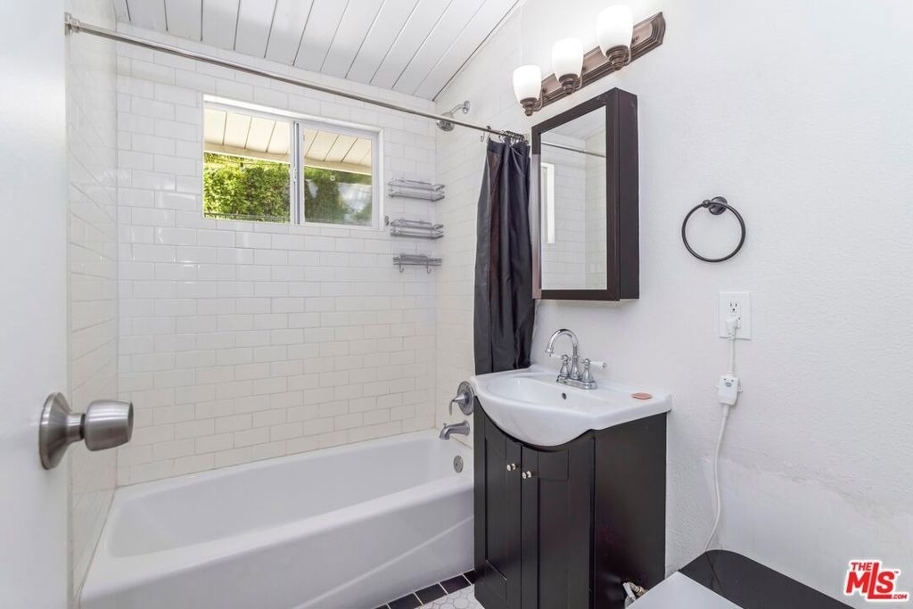 8876 Wonderland Avenue - Photo 25