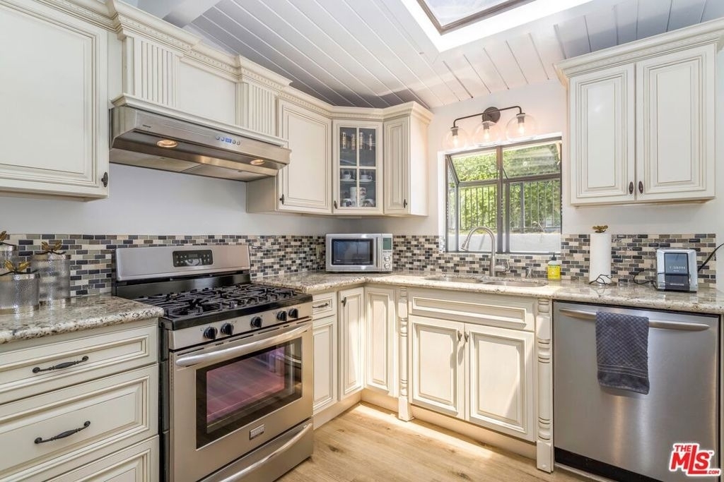 8876 Wonderland Avenue - Photo 23