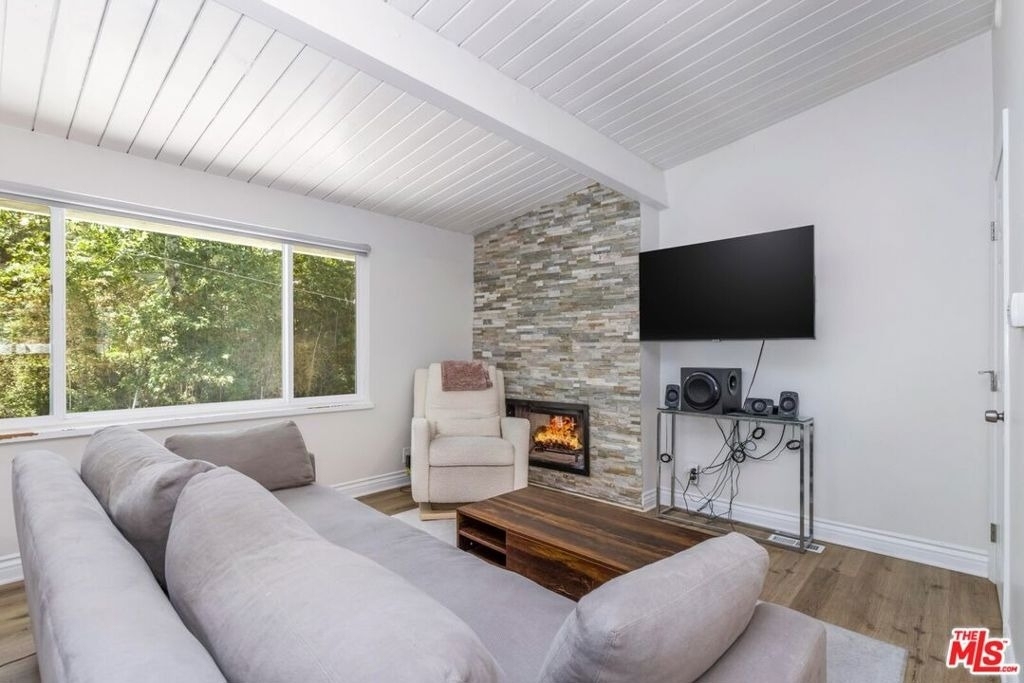 8876 Wonderland Avenue - Photo 5