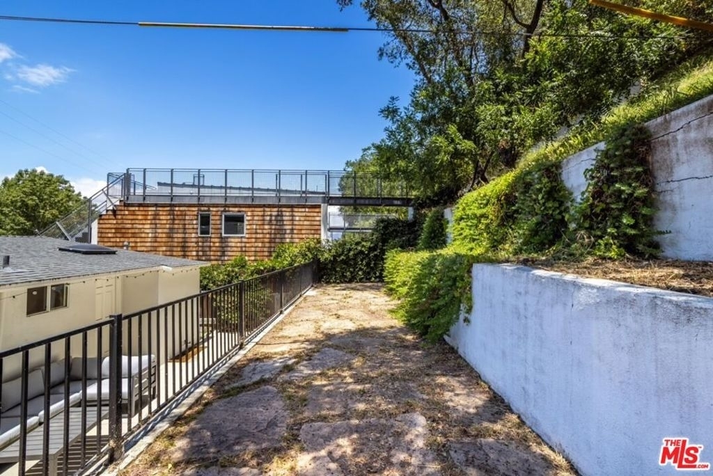 8876 Wonderland Avenue - Photo 17