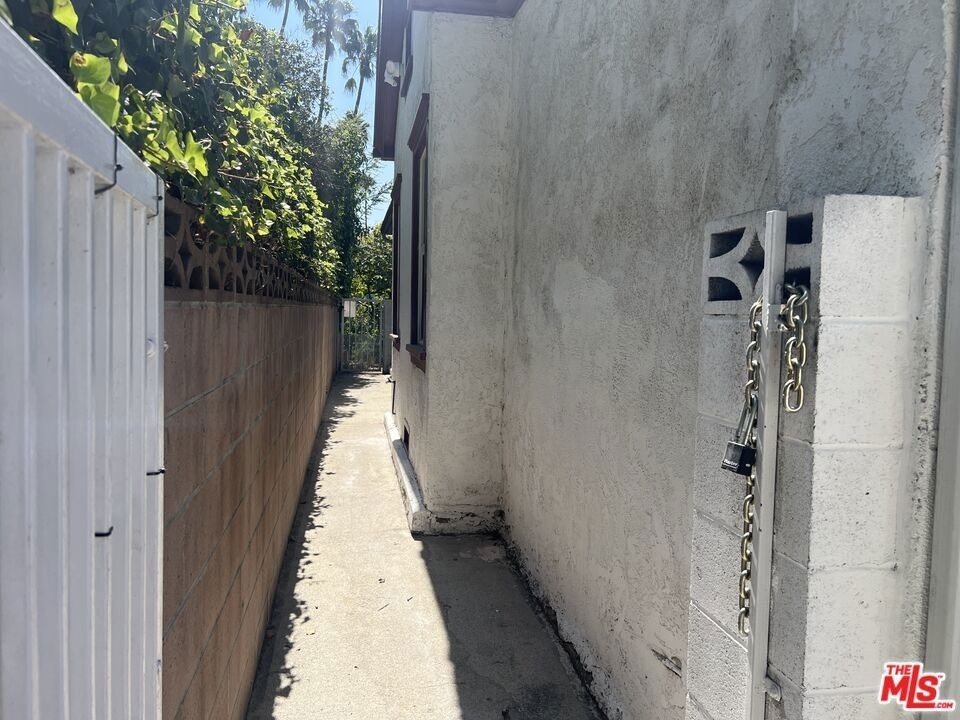 4443 Ambrose Avenue - Photo 21