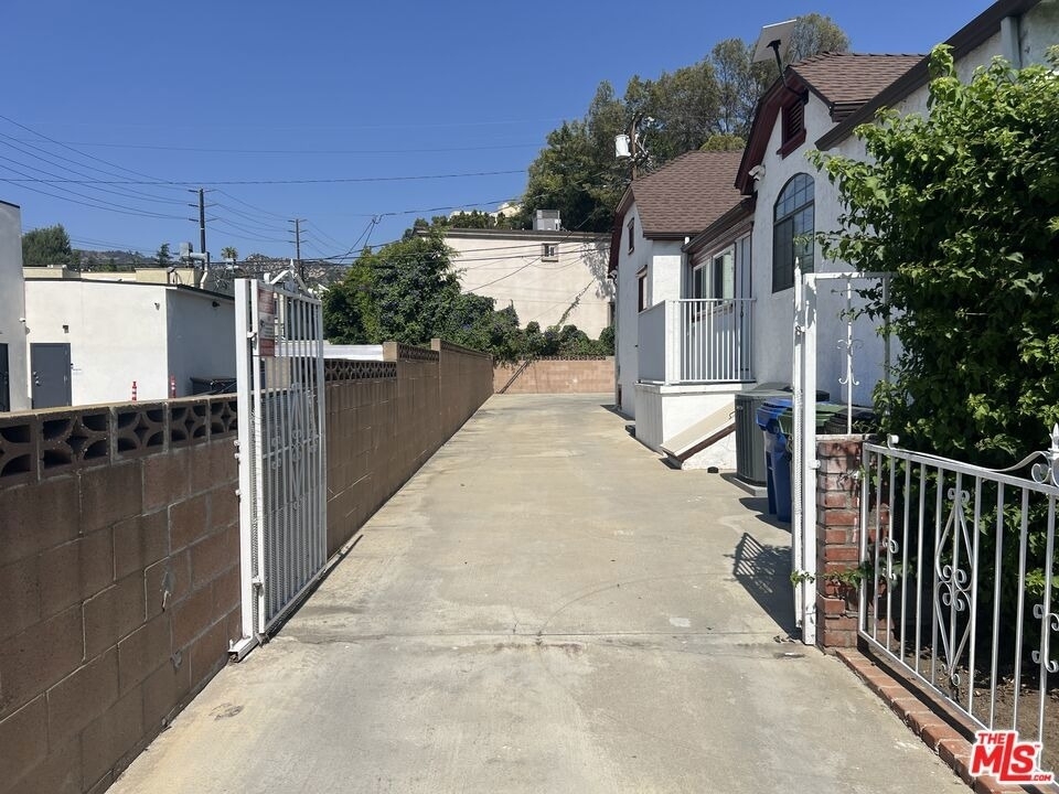 4443 Ambrose Avenue - Photo 6