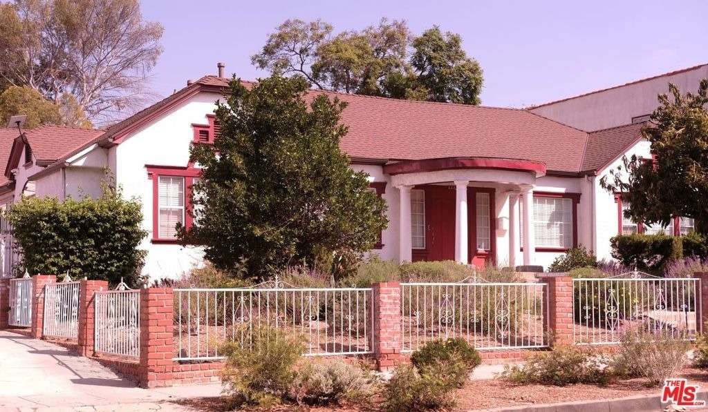 4443 Ambrose Avenue - Photo 2