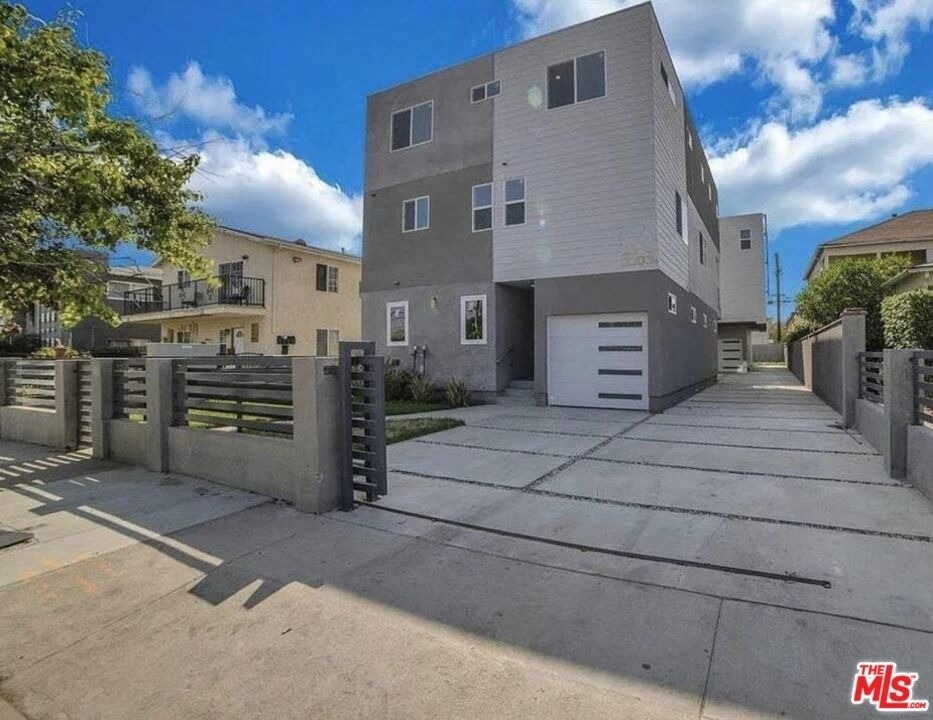 2303 1/2 Hauser Boulevard - Photo 0
