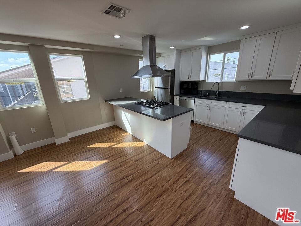 2303 1/2 Hauser Boulevard - Photo 4