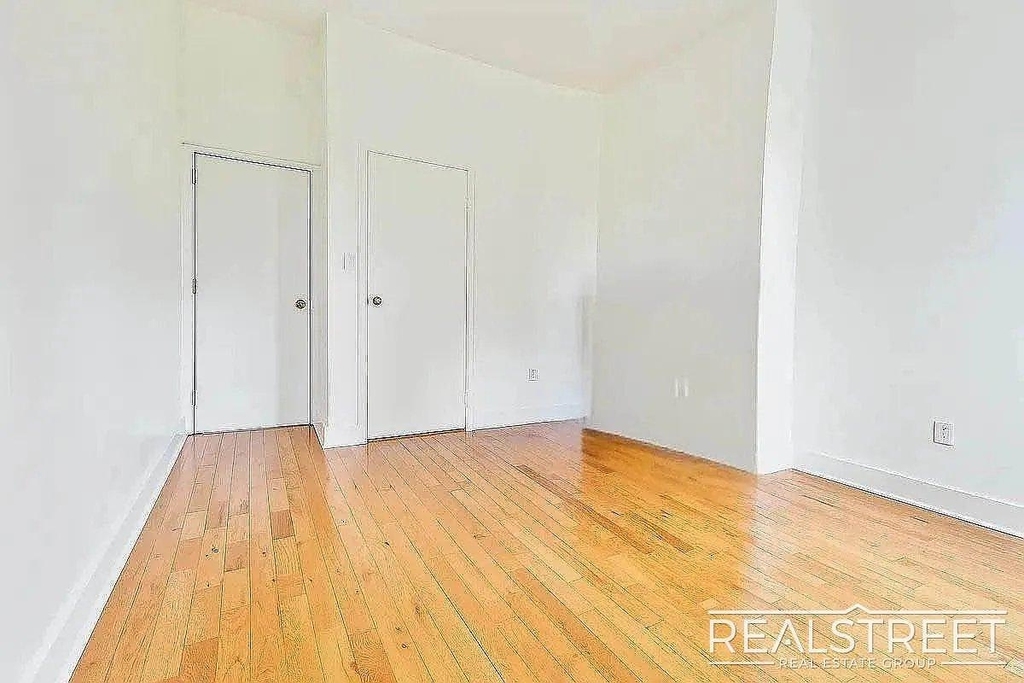369 Menahan Street - Photo 4