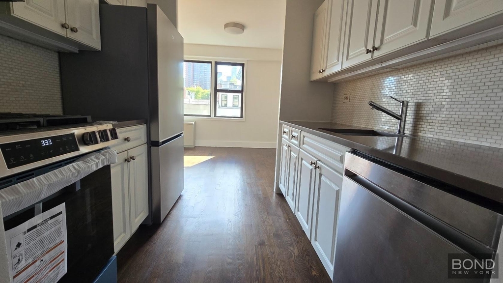 East 63rd Street - Photo 12