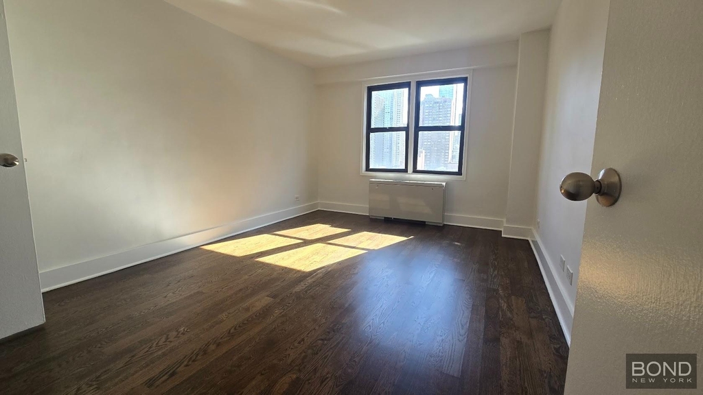 East 63rd Street - Photo 10